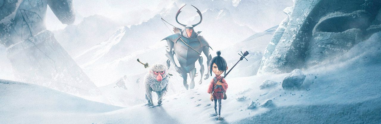 un niño, un mono y un guerrero caminando por la nieve