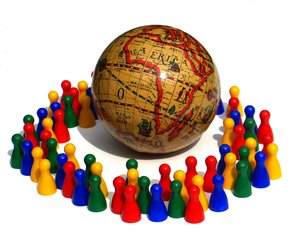 El planeta tierra rodeado por personas representadas por peones de ajedrez de los colores azul, amarillo, rojo y verde,