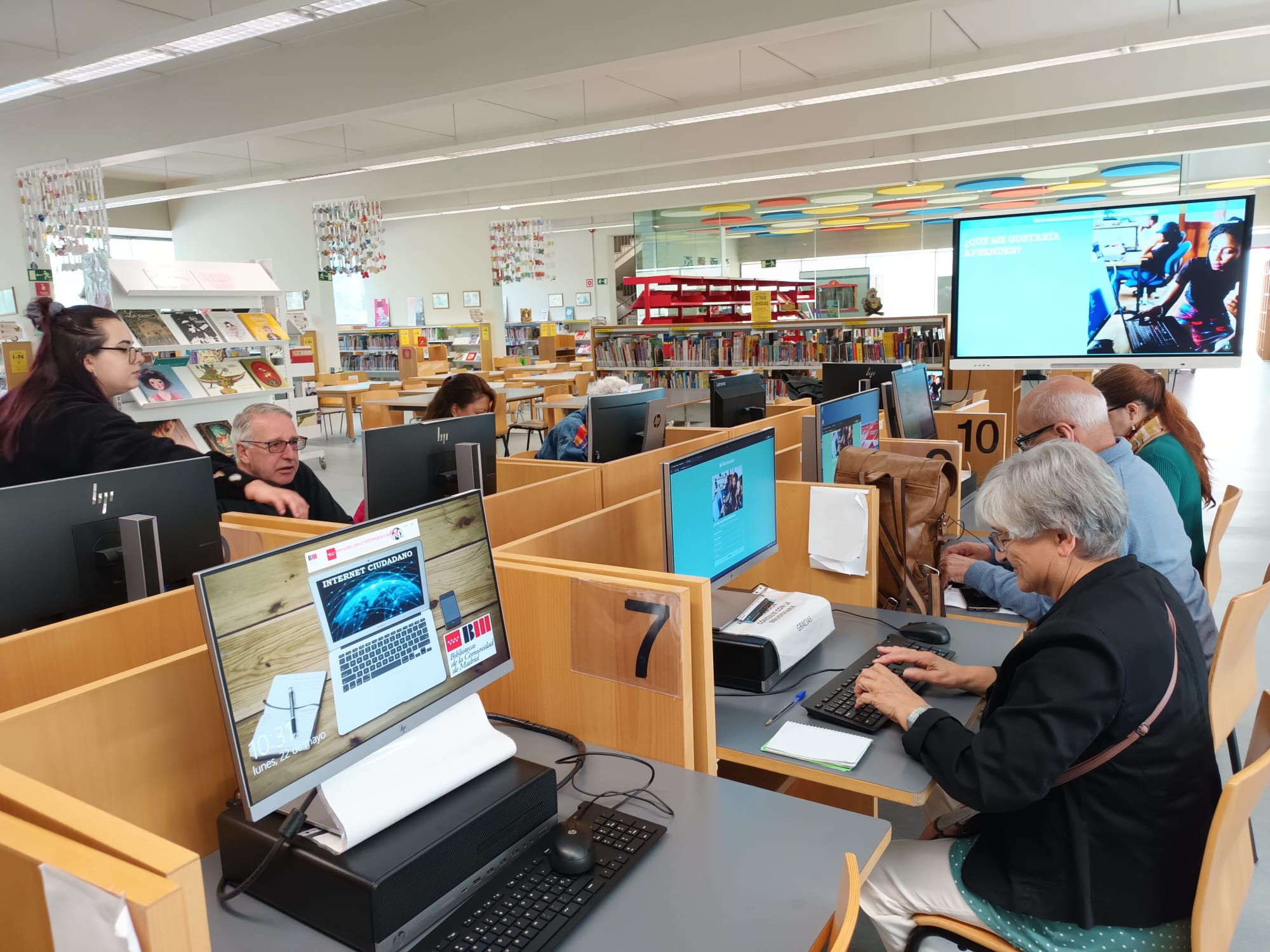 ¡Reanudamos Joven_In_Tech con familias en la biblioteca María Moliner de Villaverde!