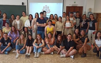 Formación de jóvenes en el proyecto Conecta Mayores: Uniendo generaciones a través de la alfabetización digital