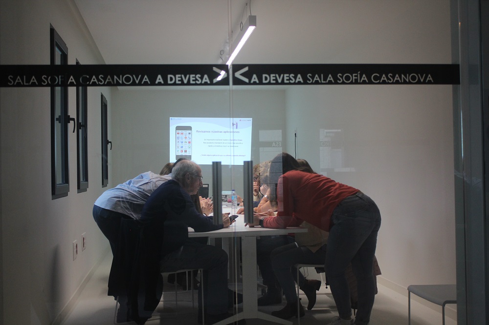 Impulsando la conexión digital: formaciones TIC para personas mayores en Galicia