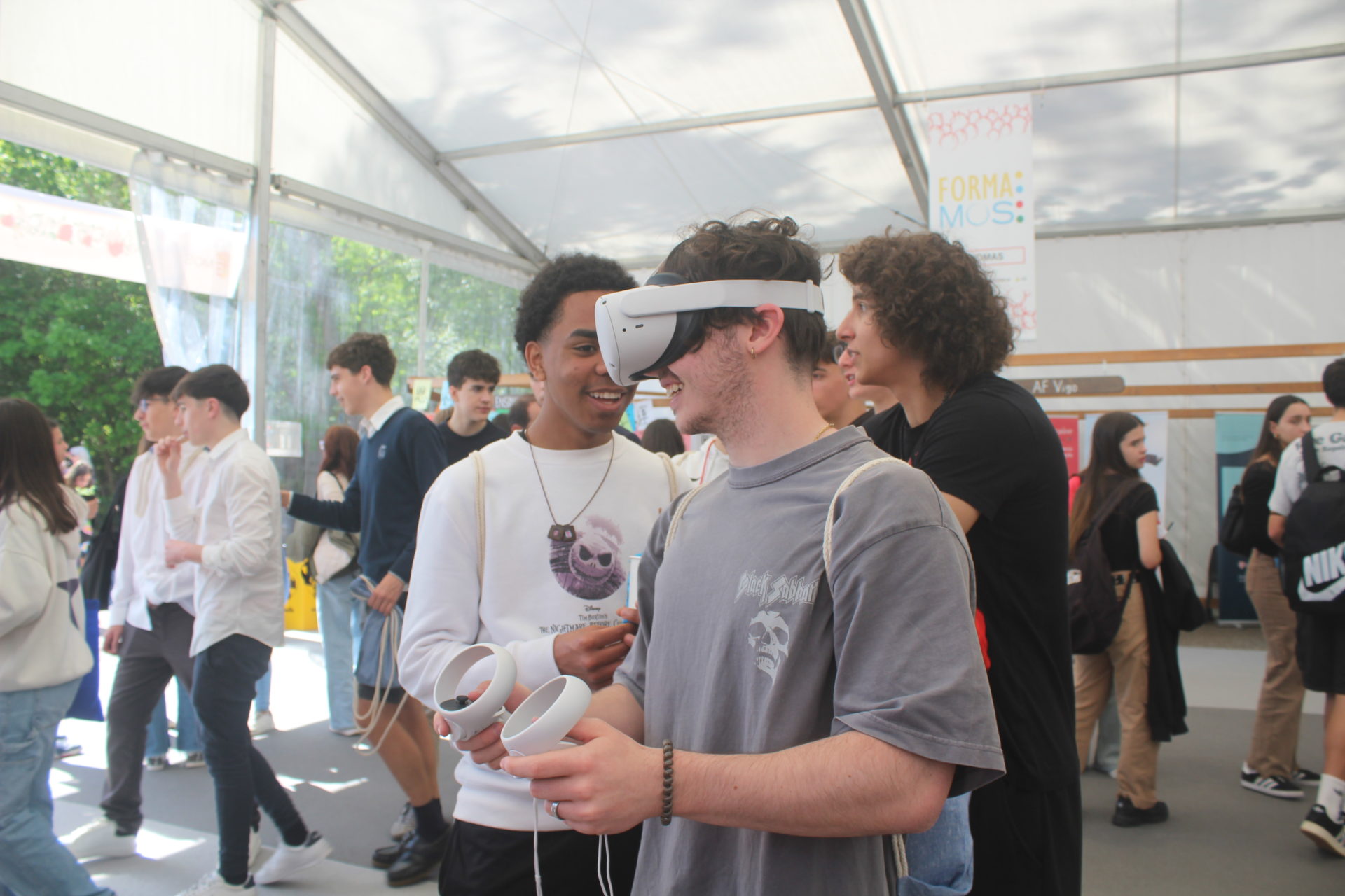 Un grupo de jóvenes prueba unas gafas de realidad virtual.