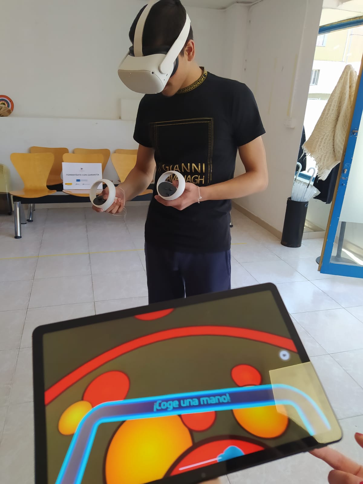 Un alumno con las gafas VR en una visita a un comercio.