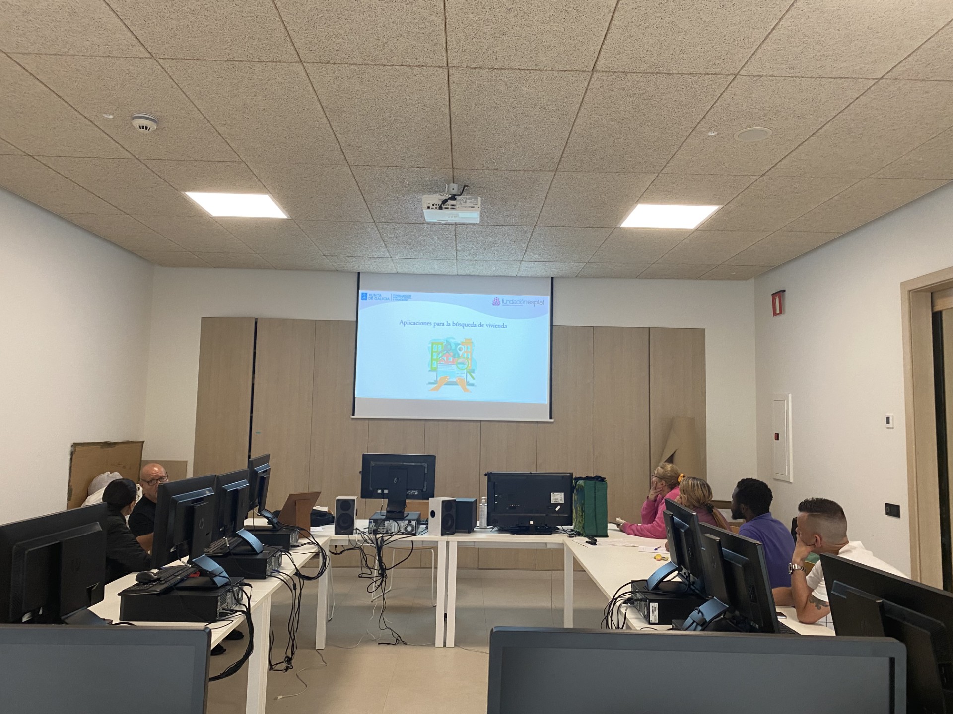 En el aula de informática en una sesión de mejora de competencias digitales para búsquedas de su propio interés.