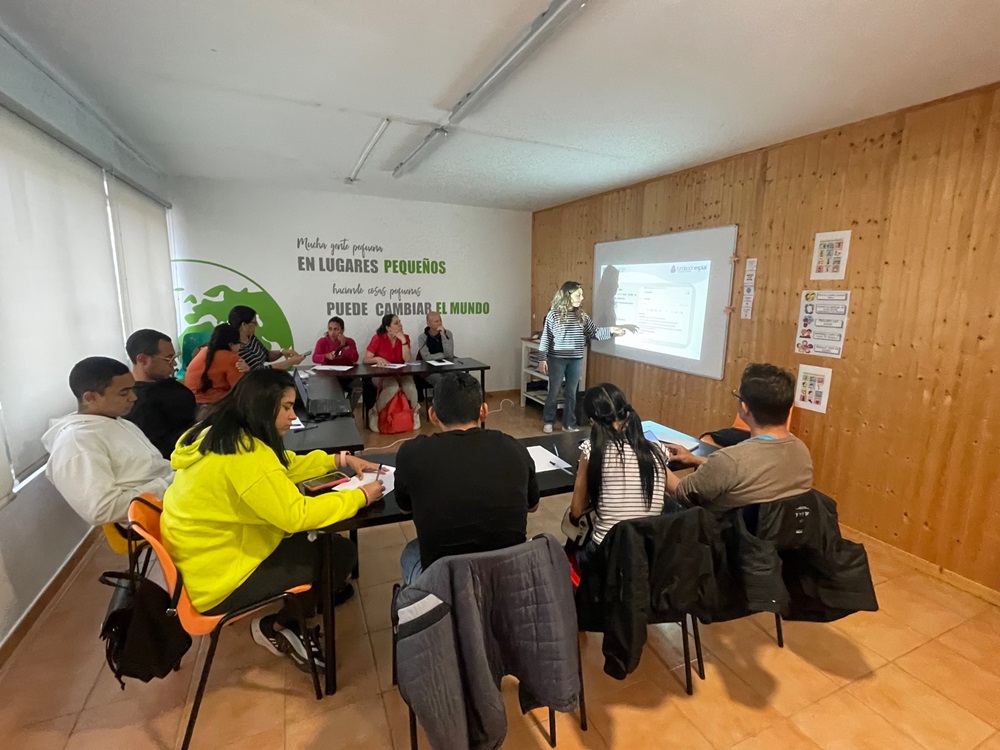 Nuestra compañera Irene en una sala de formación dando uno de los talleres.