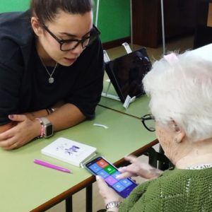 Las jóvenes del proyecto Conecta Mayores inician la formación digital a personas mayores en Vigo