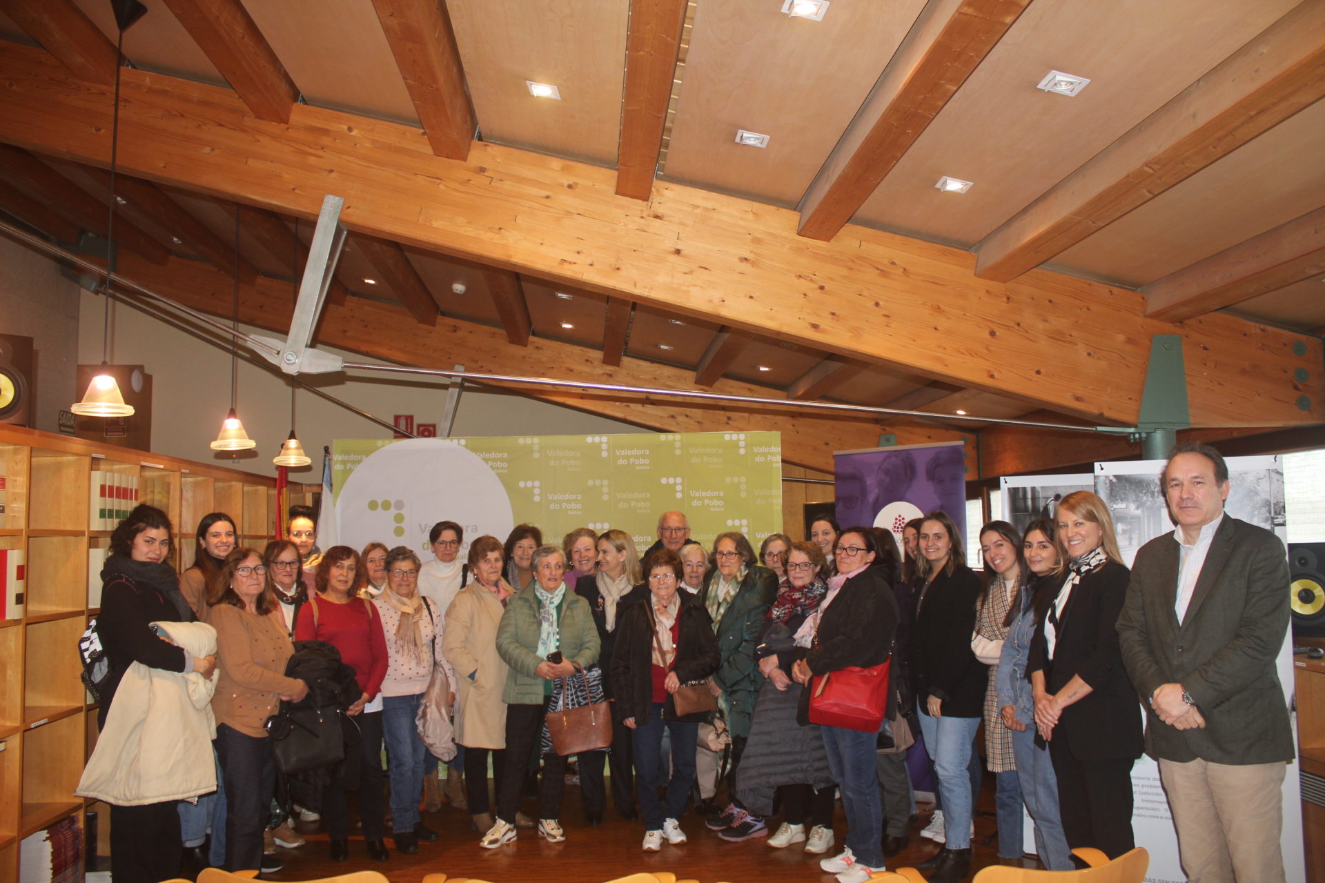 Encuentro de las personas participantes del proyecto Clic contra la soledad no deseada con la Valedora do Pobo