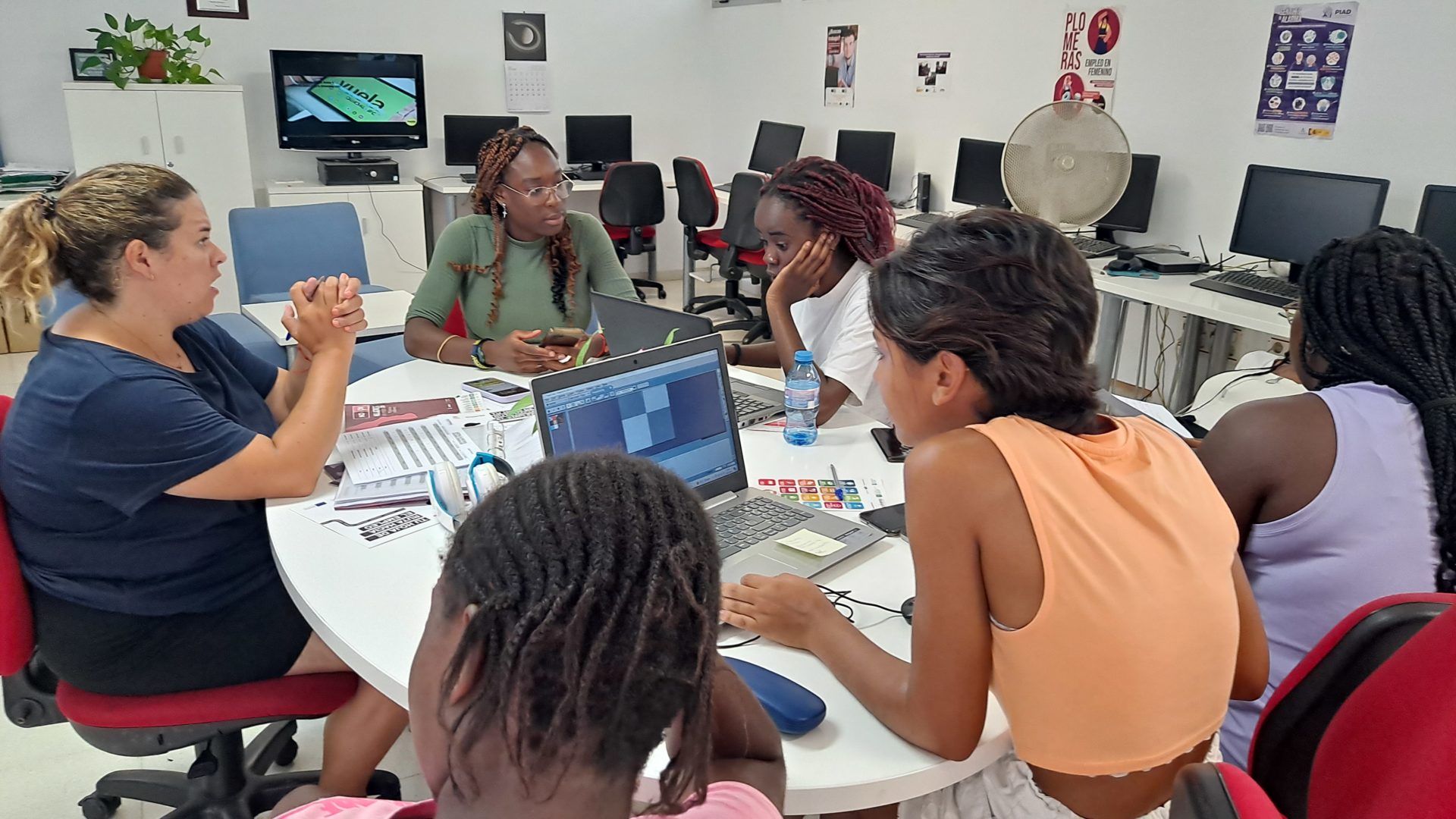 Fundación Esplai lanza una convocatoria para entidades sociales vinculadas a la Plataforma Red Conecta: ¡Súmate al proyecto CRI-TIC!