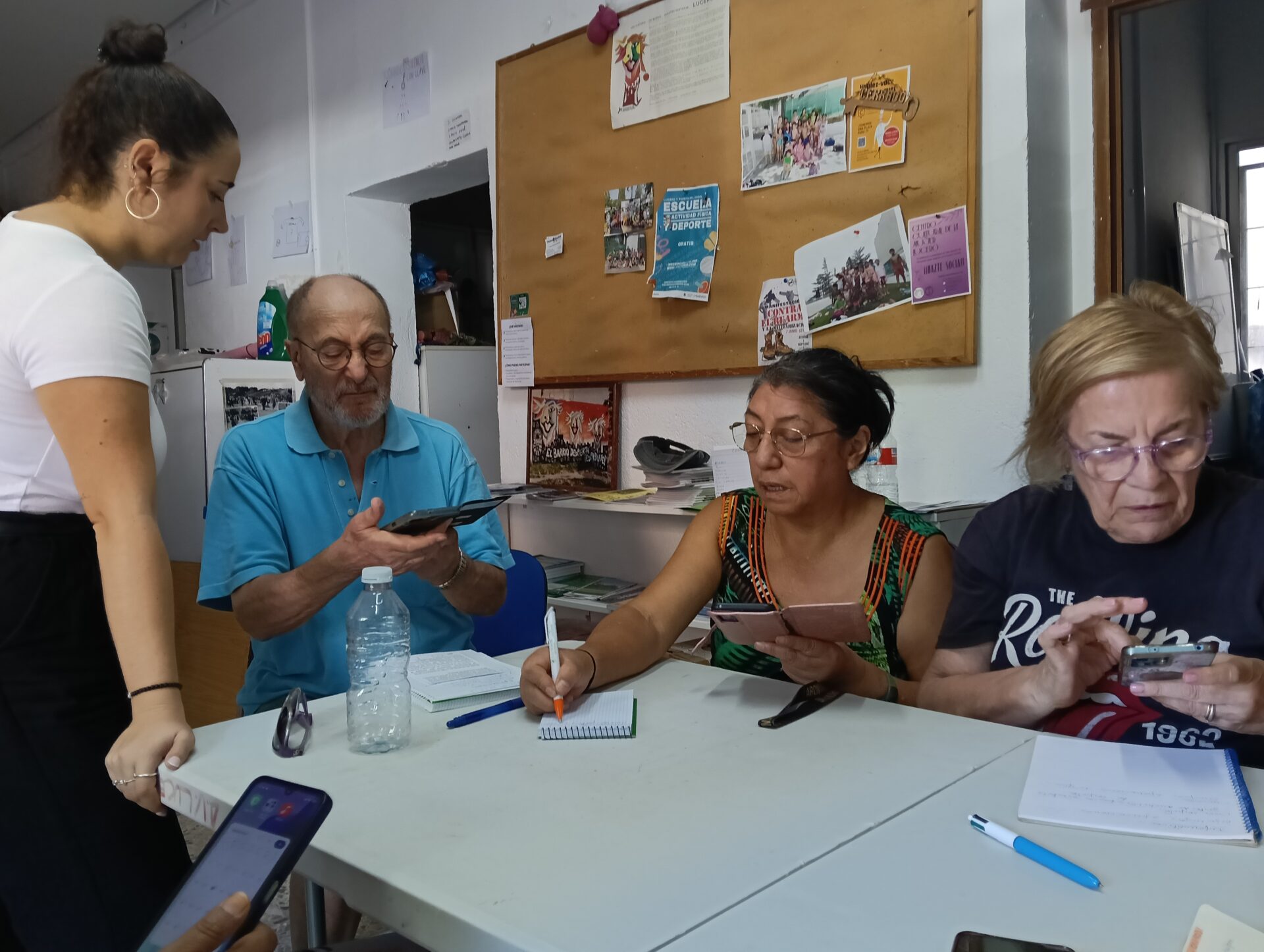 Talleres sobre el uso del móvil que rompen la brecha digital en la Asociación Vecinal Lucero