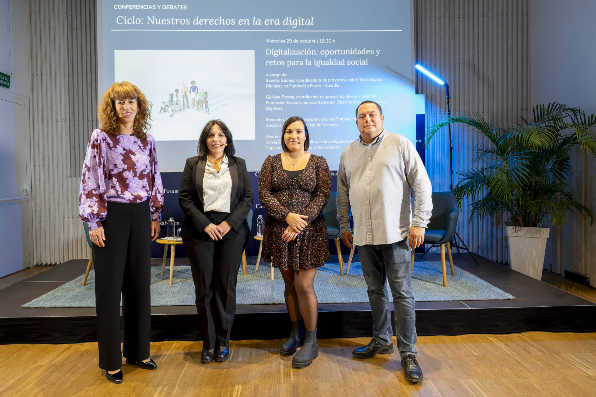 ponentes en la mesa redonda “Digitalización: oportunidades y retos para la igualdad social”