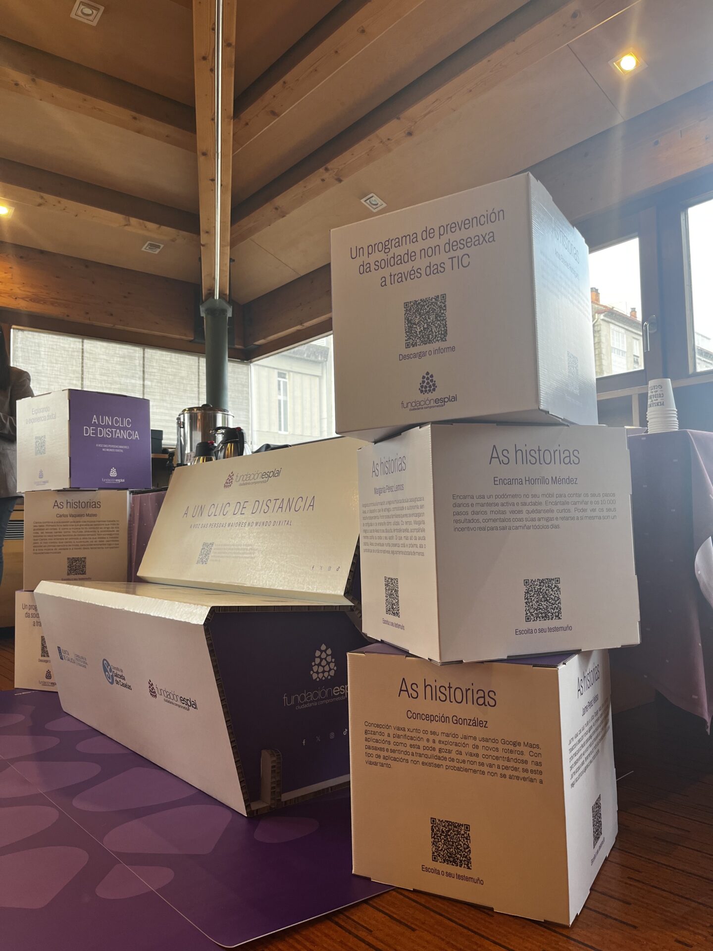 Banco y cubos de la exposición a Clic de distancia donde están los QR para el acceso 