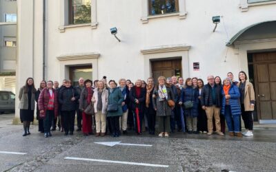 La exposición “A un clic de distancia” se presenta en la Valedora do Pobo de Galicia como espacio de escucha, diálogo y participación