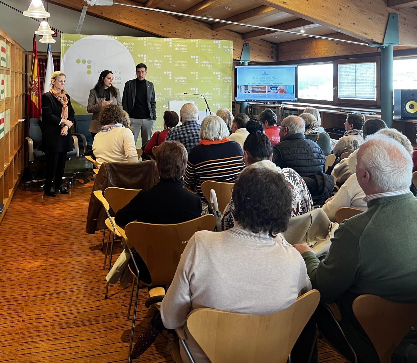 La coordinación territorial de Galicia explicando el proyecto en la Sede de la Valedora do Pobo