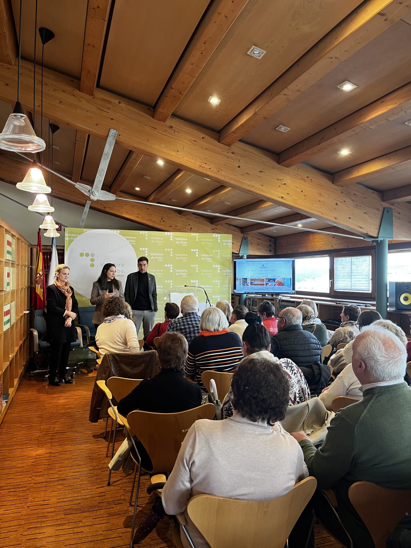 La coordinación territorial de Galicia explicando el proyecto en la Sede de la Valedora do Pobo