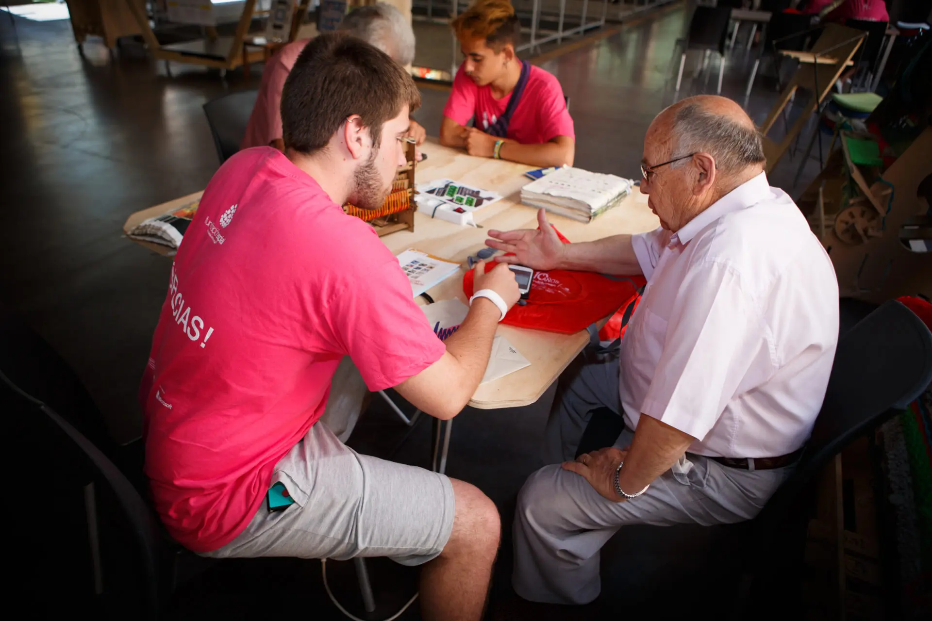 Conecta Mayores en Galicia: cuando jóvenes y mayores aprenden juntos