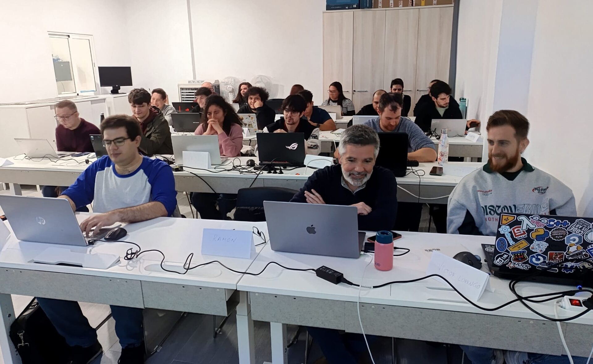 Cambiar de rumbo para construir un nuevo futuro: historias de transformación en los bootcamps de programación de Málaga