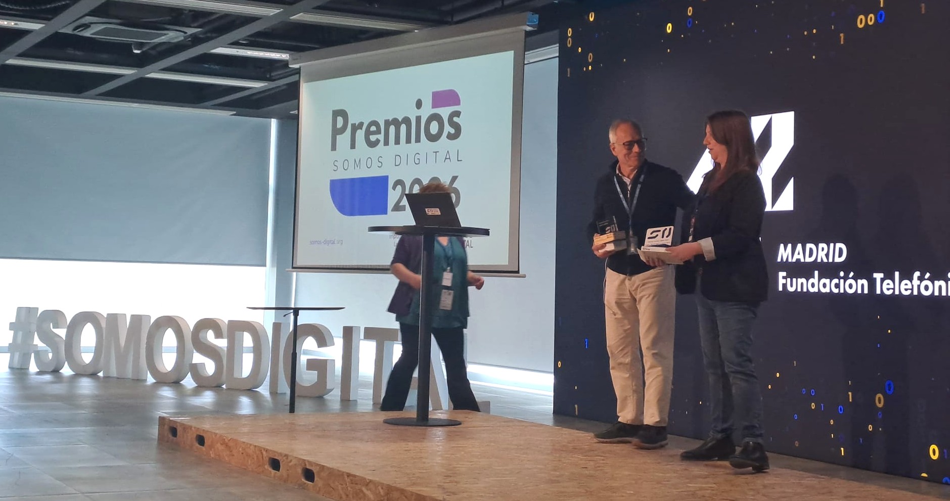 insignia de reconocimiento recogida por Isabel Ochoa Soto