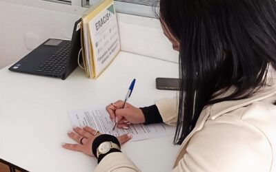 ACOMPAÑAMOS A LAS FAMILIAS EN LOS PUNTOS TIC DE ZONAS ERACIS+ PARA FACILITAR LA ESCOLARIZACIÓN