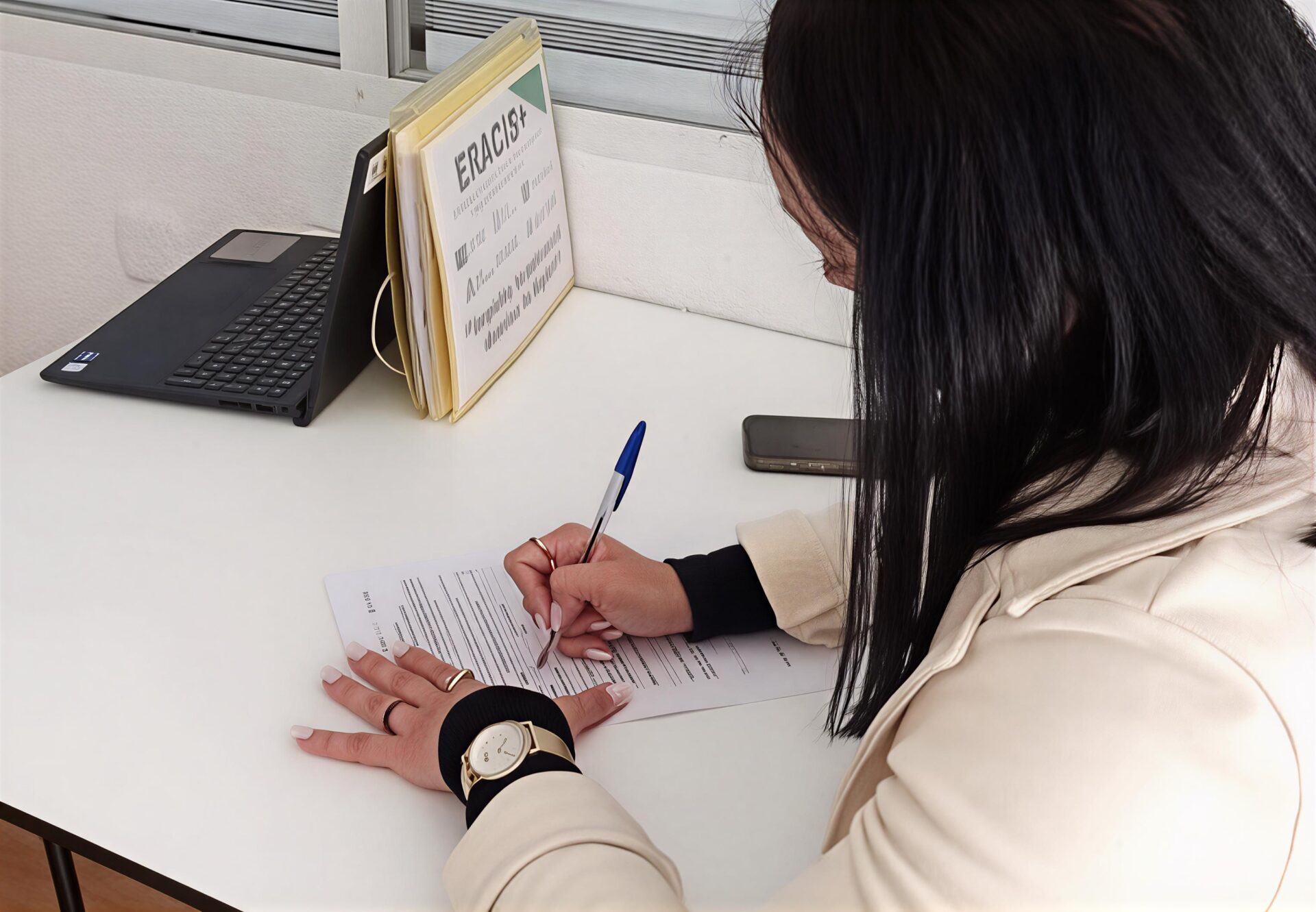 ACOMPAÑAMOS A LAS FAMILIAS EN LOS PUNTOS TIC DE ZONAS ERACIS+ PARA FACILITAR LA ESCOLARIZACIÓN