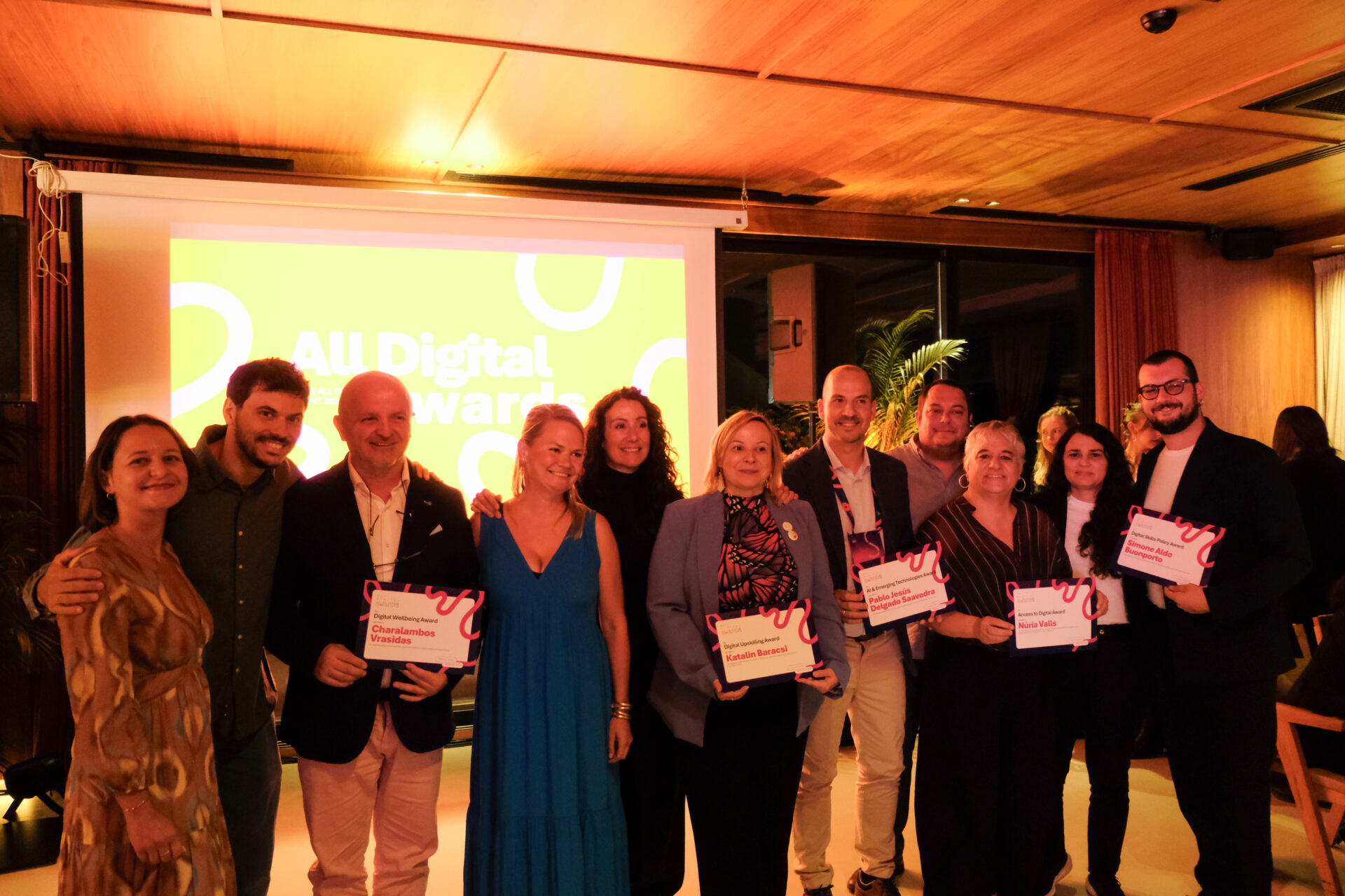 Núria Valls Carol, presidenta de Fundación Esplai, recibe en Belgrado el reconocimiento Access to Digital durante los ALL DIGITAL AWARDS.